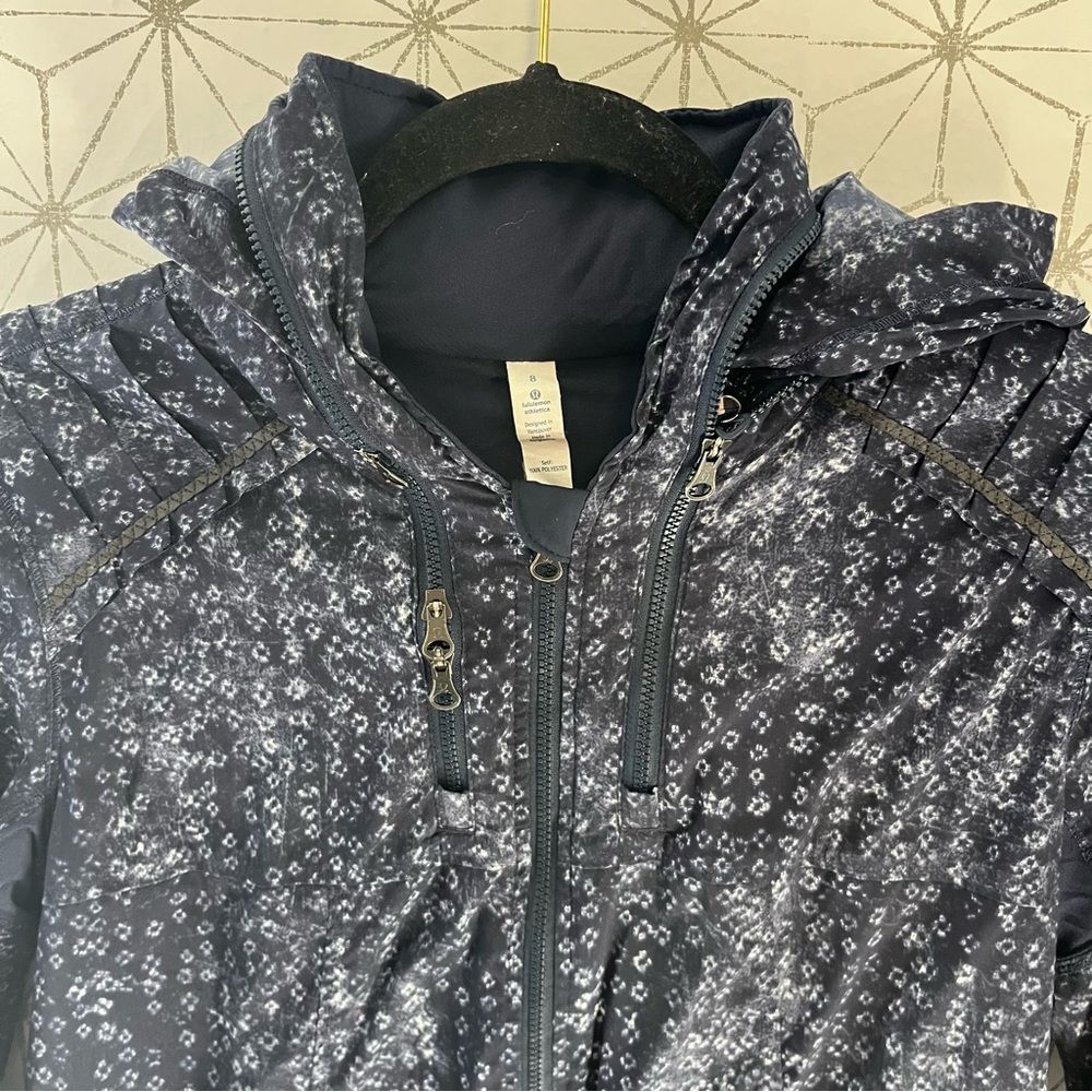 Lululemon Spring Forward Jacket
Kanoko Twist Inkwell Ghost / Inkwell - Picture 9 of 14